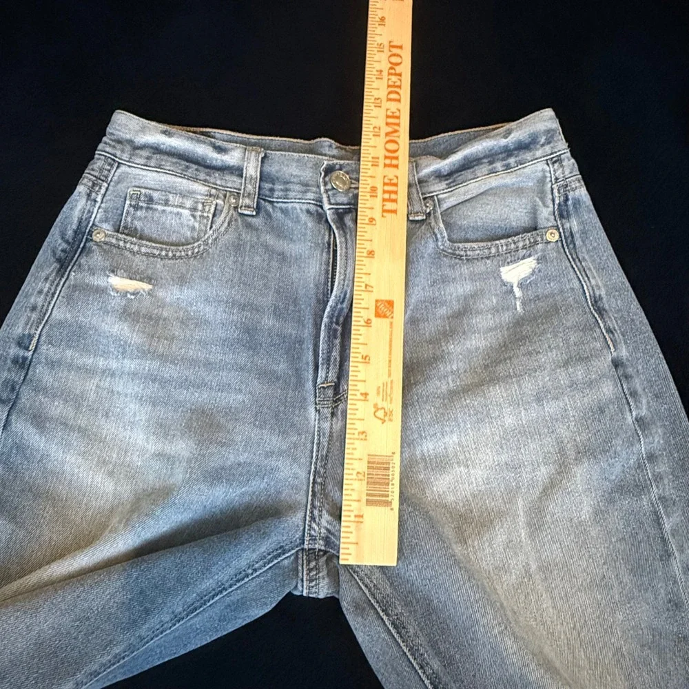 American Eagle High Waisted Mom Jeans Size 4 Short Light Wash Distressed Raw Hem